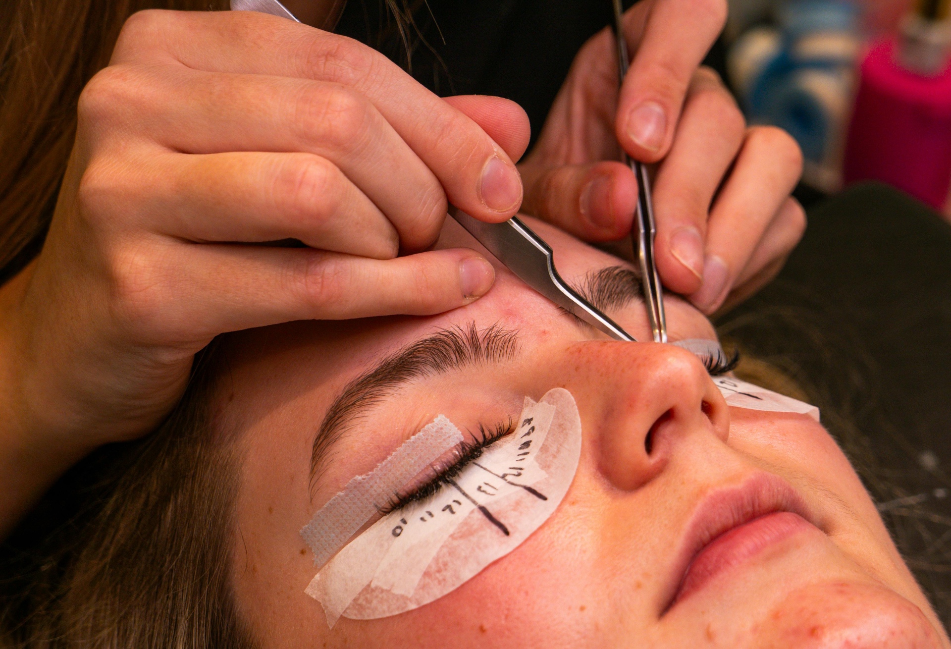 Lash artist applying extensions